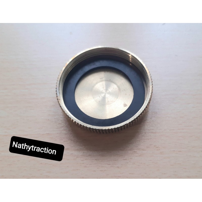 Un bouchon radiateur laiton Poli TRACTION - NATHYTRACTION