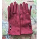 Une paire gants rouge