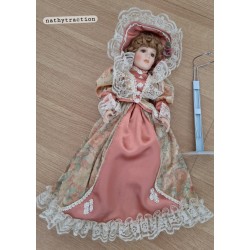 poupee porcelaine rose saumon et sa dentelle