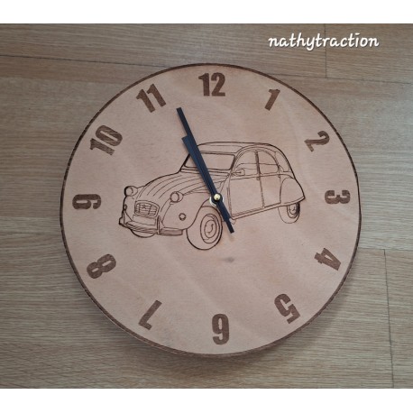 horloge en bois avec 2cv gravée