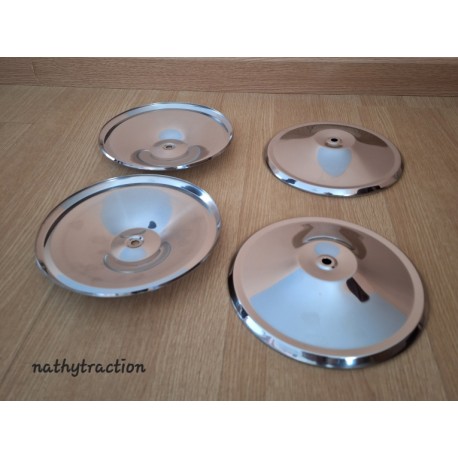 Un lot de 4 enjoliveurs de roue en inox 2CV/Dyane/Acadiane/Méhari